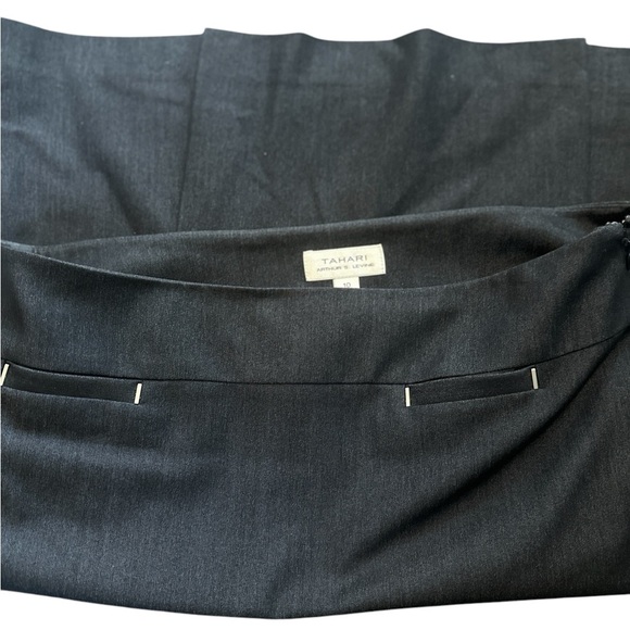 Tahari Skirt, Navy.sz 10, straight, back kicks, lined, like new - Picture 6 of 8